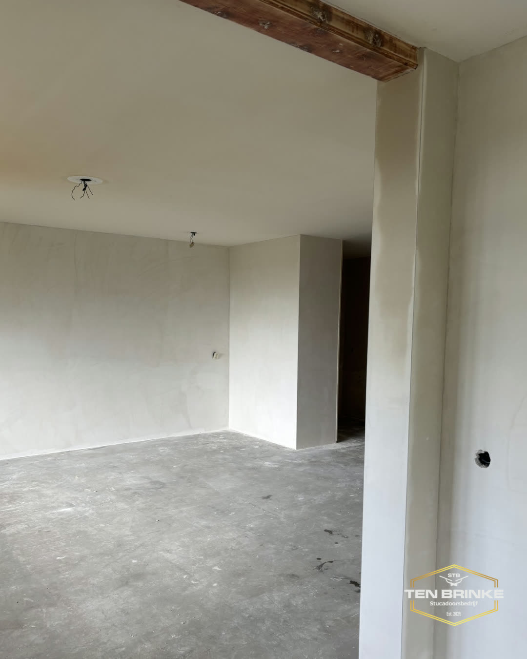 Nieuwbouwwoning met volledig gestuukte wanden en plafond