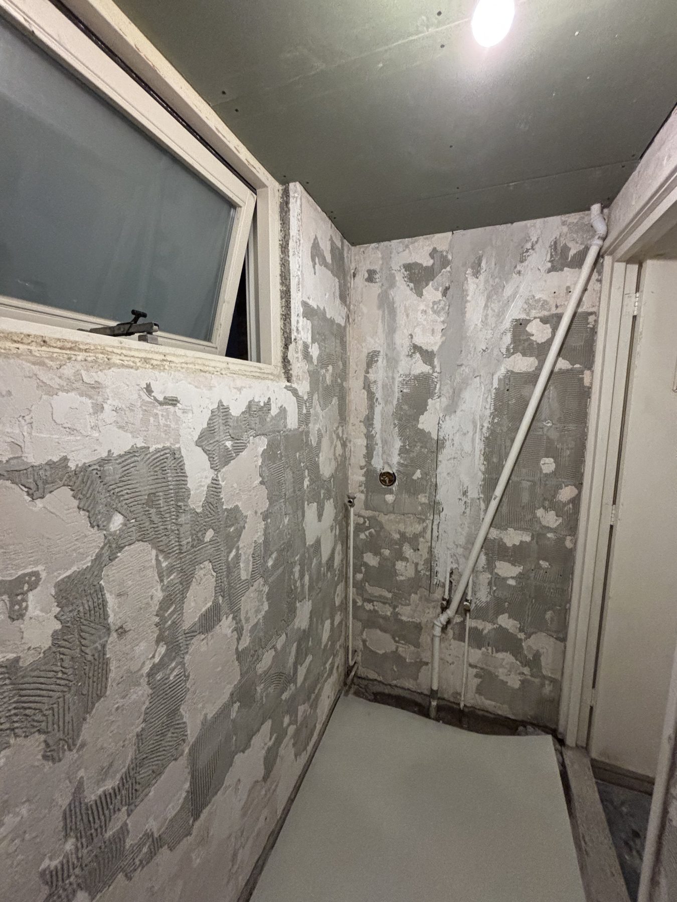Badkamer voor renovatie — Badkamers in Halsteren